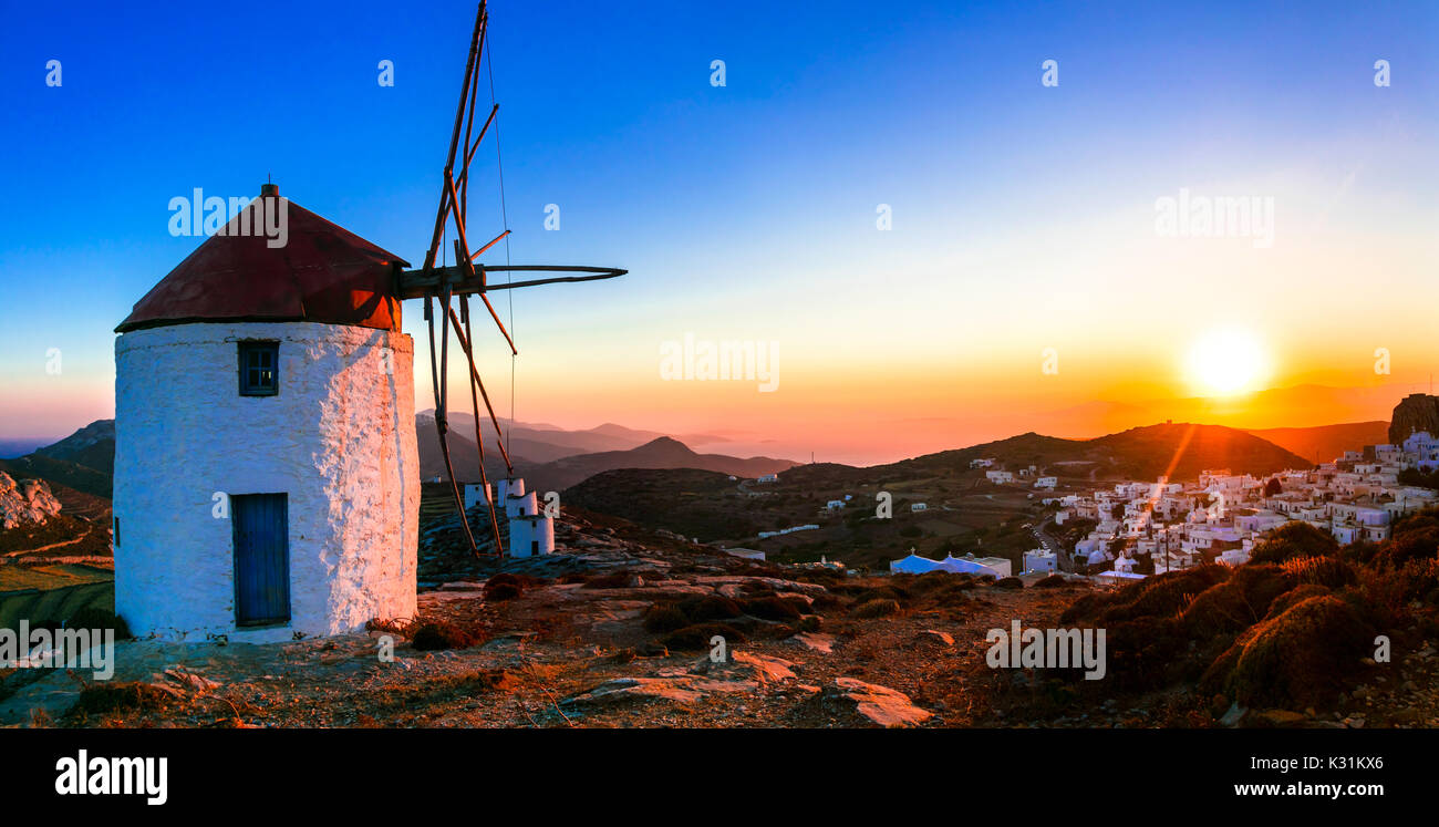 Îles Grecques traditionnelles authentiques - unique Amorgos. Vue sur Chora village avec les moulins à vent sur le coucher du soleil Banque D'Images