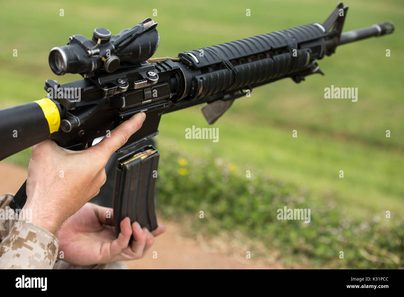 Un Corps des Marines américains recruter de la Compagnie Golf, 2e Bataillon d'instruction des recrues, charge son fusil au cours de formation au tir du 28 août 2017. Banque D'Images