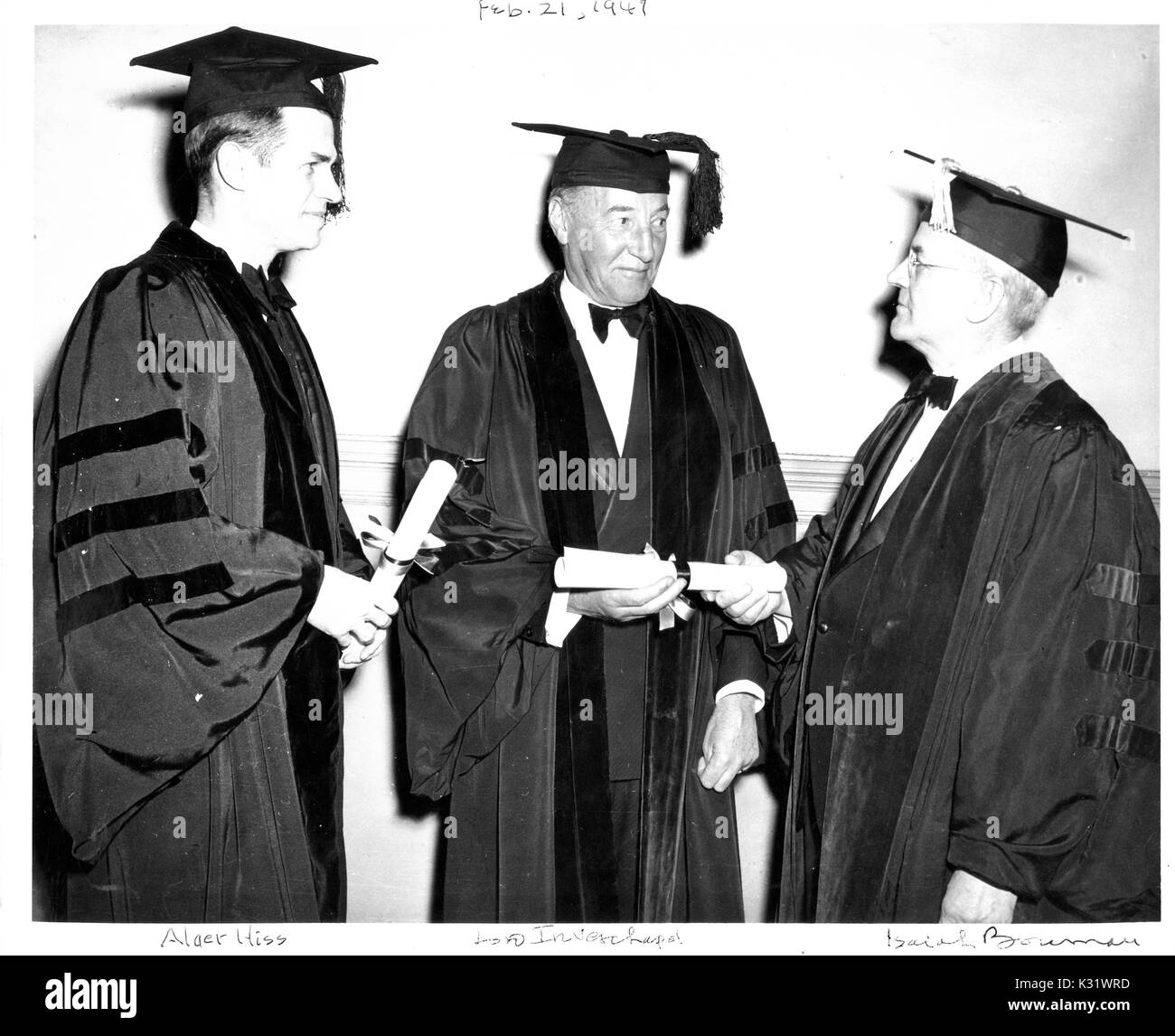 Diplomate britannique Archibald Clark Kerr, 1er baron Inverchapel et fonctionnaire du gouvernement américain Alger Hiss recevoir des diplômes de Isaiah Bowman, géographe américain et président de l'Université Johns Hopkins, au cours de la journée de commémoration de l'université, la célébration de la fondation de l'université, à Baltimore, Maryland, 1947. Banque D'Images