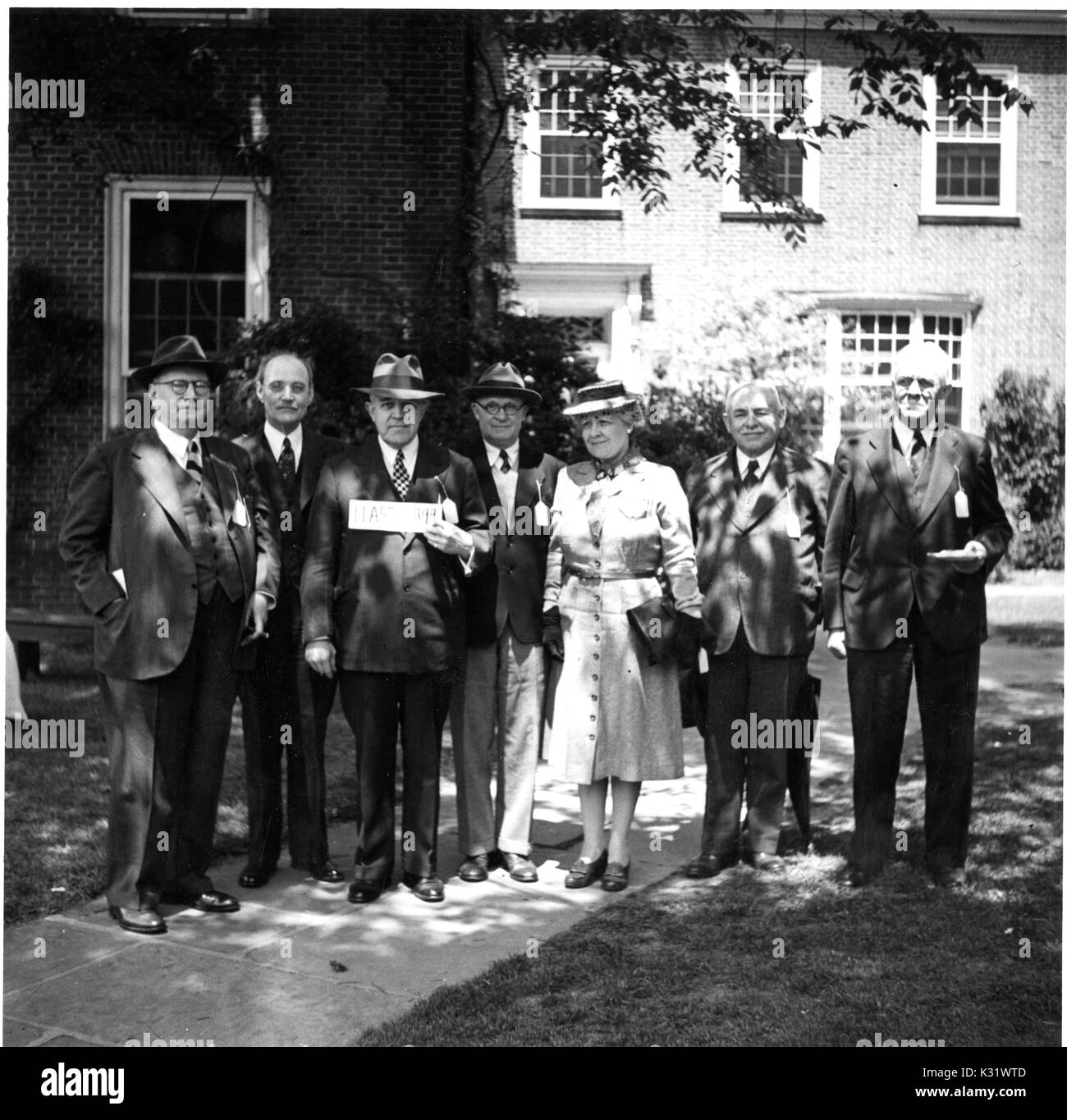 L'Université Johns Hopkins de 1899 classe debout devant le mémorial des anciens de l'université de résidences sur la Homewood campus à Baltimore, Maryland, le 9 mai 1942. Banque D'Images