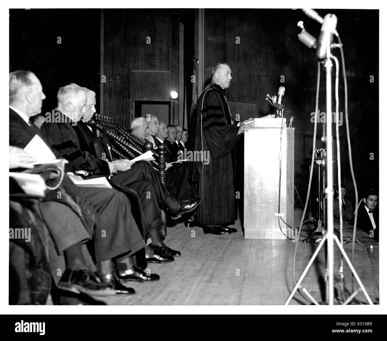 Le président de l'Université Johns Hopkins, Milton S. Eisenhower parle sur un podium au cours de la Journée de commémoration de l'université en 1957, pour célébrer l'anniversaire de la fondation de l'université, le 22 février 1957. Banque D'Images