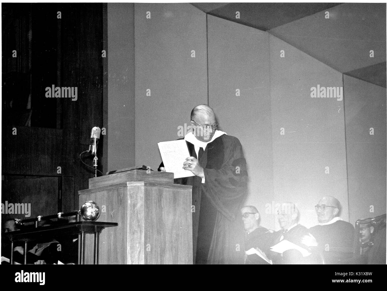 Le président de l'Université Johns Hopkins, Milton S. Eisenhower parle sur un podium au cours de la journée de commémoration de l'université, la célébration de la fondation de l'université, à Baltimore, Maryland, le 22 février 1963. Banque D'Images