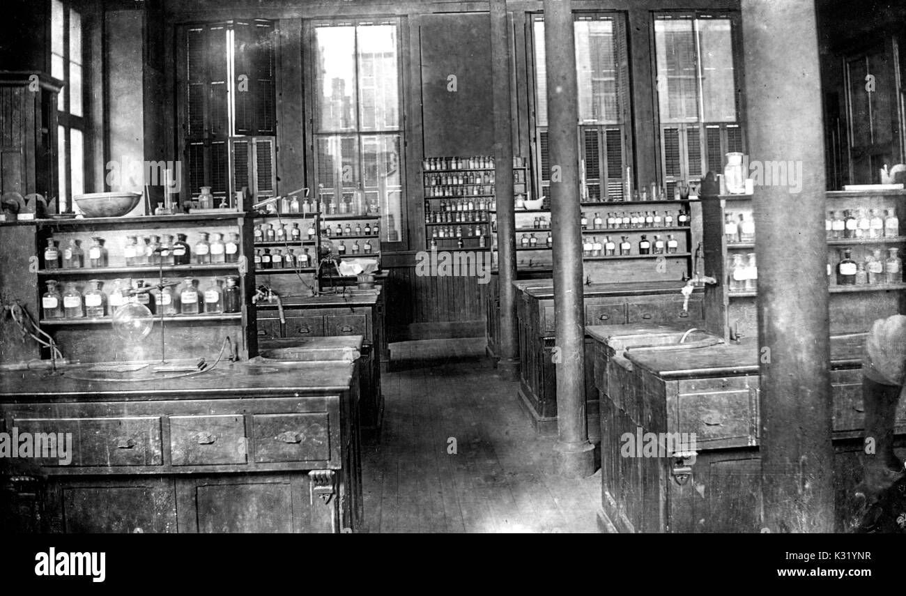 Gris photo de l'intérieur d'un laboratoire de chimie, avec des béchers, produits chimiques, et d'autres appareils la queue aux bancs en bois et des armoires, dans un bâtiment de chimie au vieux campus, l'Université Johns Hopkins, Baltimore, Maryland, 1890. Banque D'Images