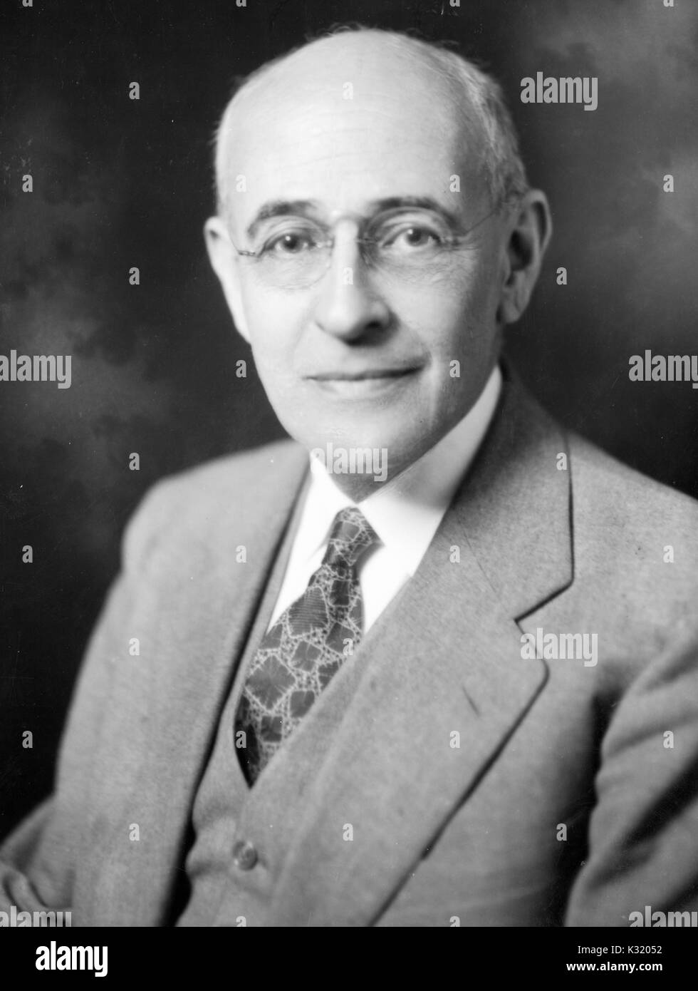 Portrait de l'éditeur Abraham Cohen portant des lunettes et un costume à 71 ans, 1940. Banque D'Images