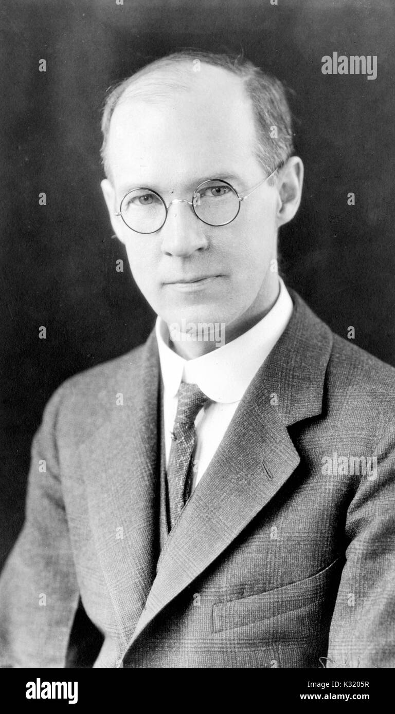 Une poitrine haute portrait d'Alexander Graham Christie porter un costume à 29 ans, 1920. Banque D'Images