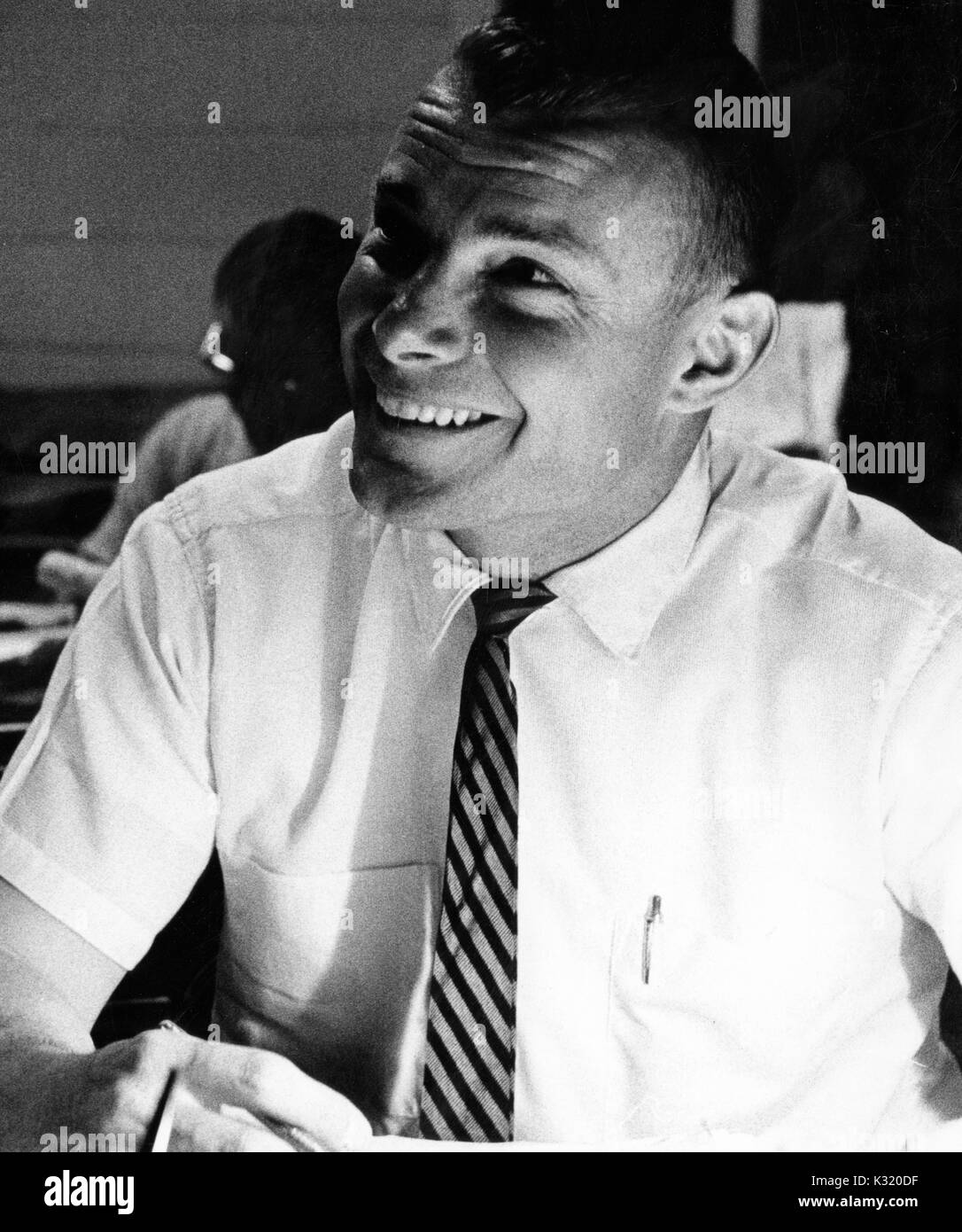 Une franche photographie de Cornelius Cochrane Jr dans son bureau, 35 ans d'âge, 1963. Banque D'Images