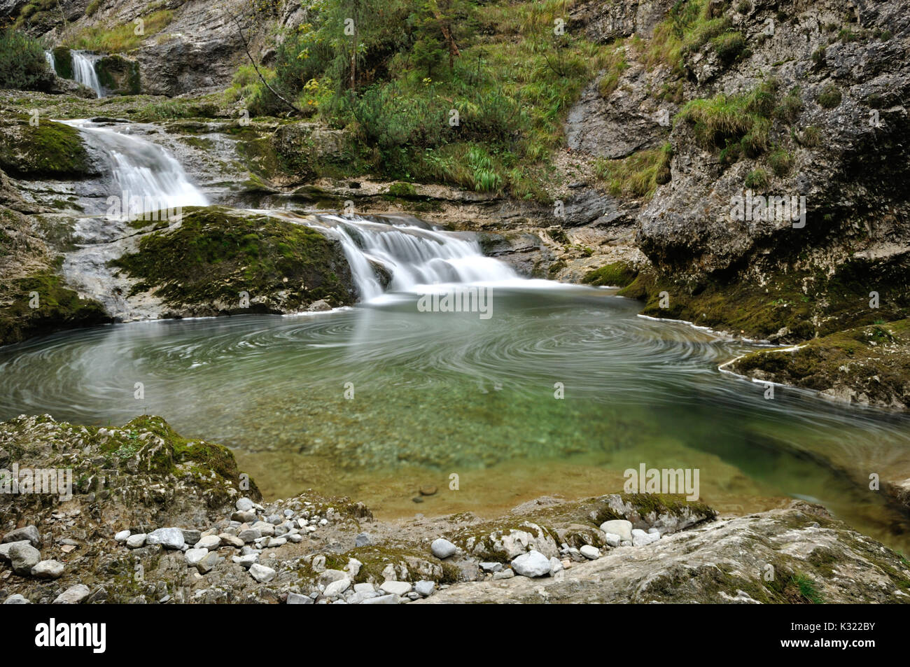 Beautiful mountain creek Fischbach dans les Alpes bavaroises entre Ruhpolding et Heutal, Autriche Banque D'Images