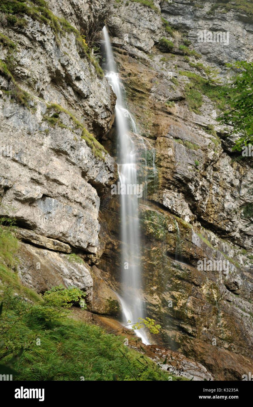 Belle mountain creek avec chute d'Staubfall dans les Alpes bavaroises entre Ruhpolding et Heutal, Autriche Banque D'Images