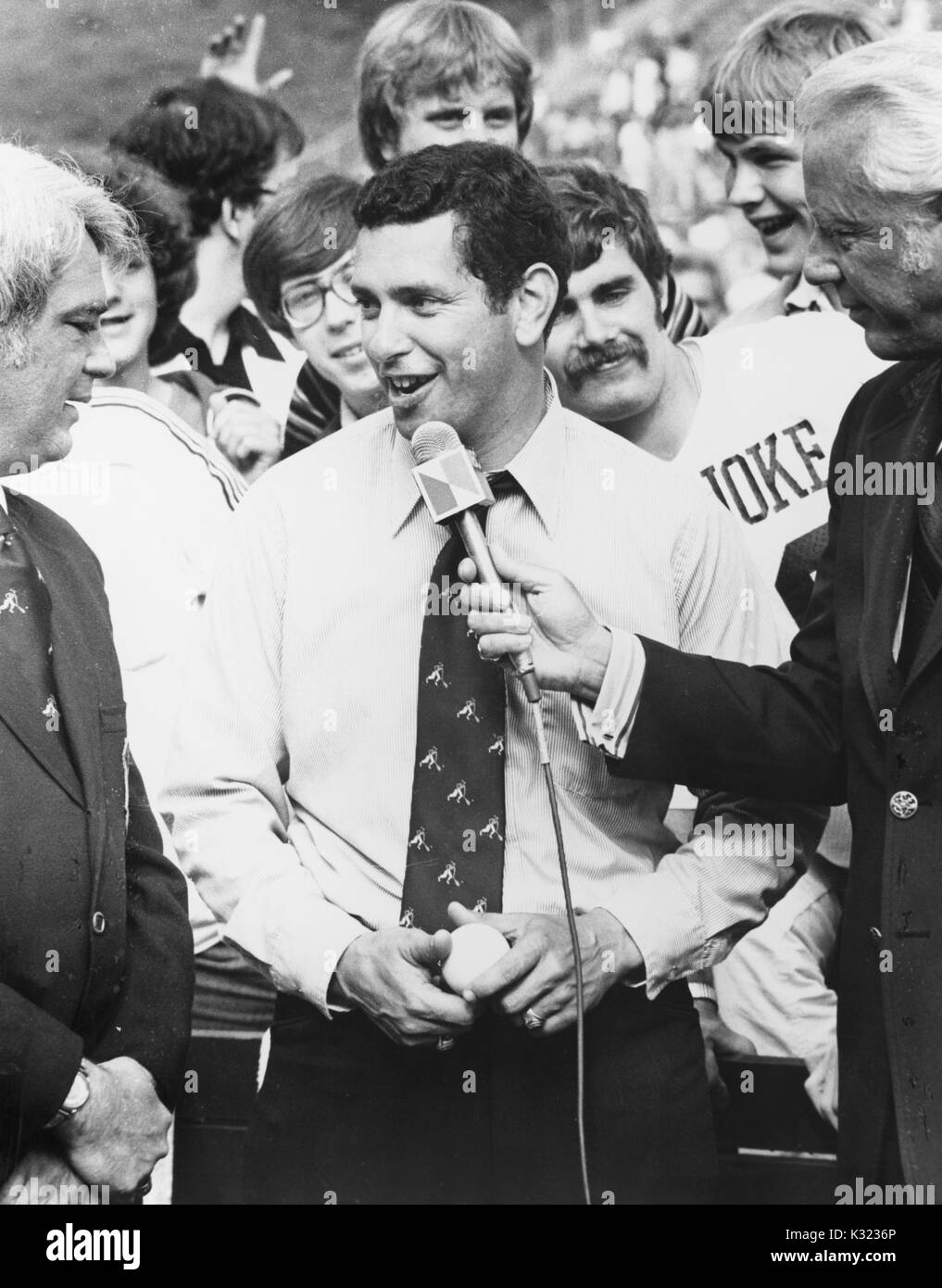 Un homme parle dans un micro pendant une entrevue pour la 8e édition des Championnats NCAA Division One, 1978. Banque D'Images