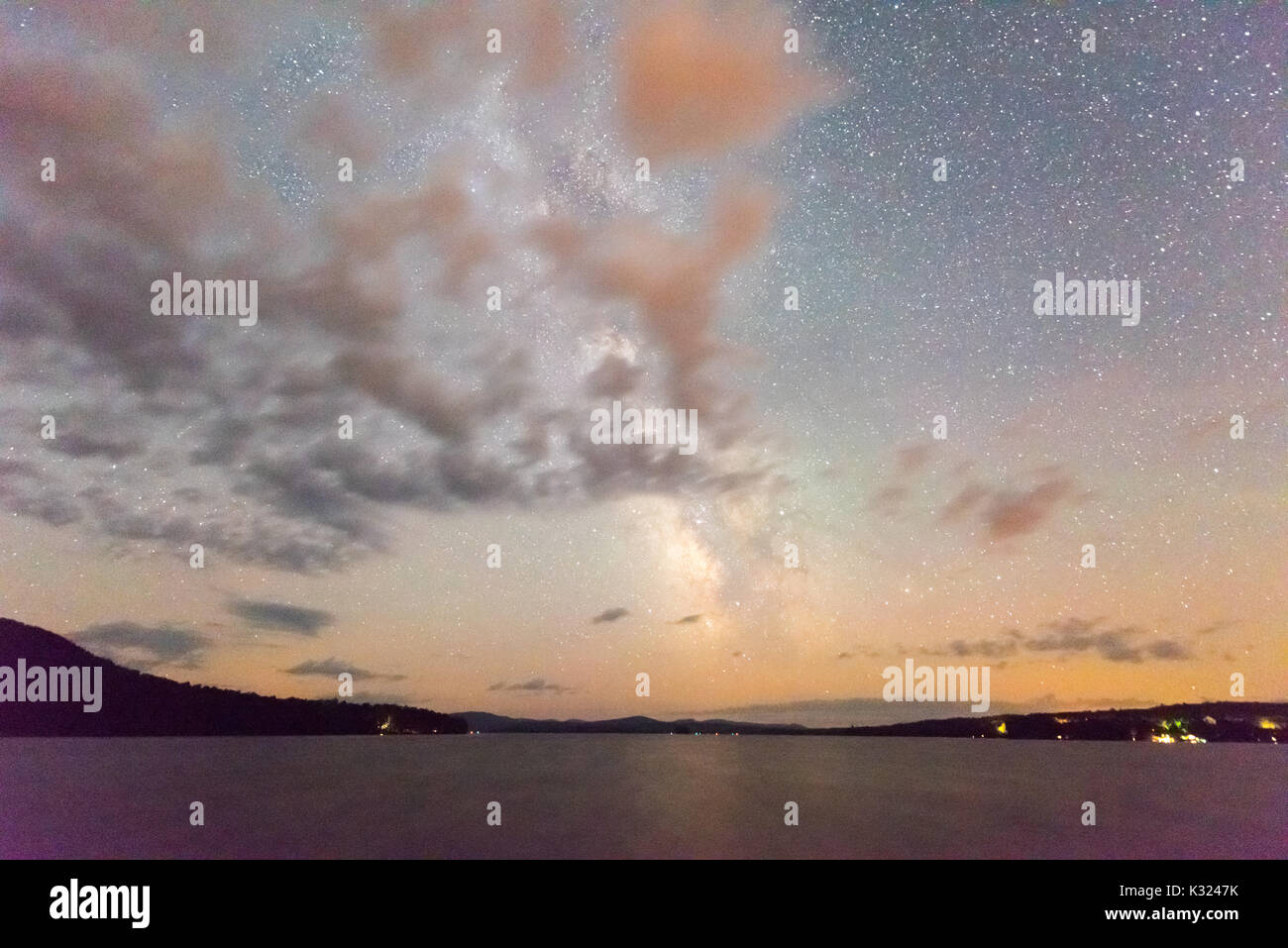 Voir les étoiles et la Voie lactée de Cranberry Lake, New York. Banque D'Images