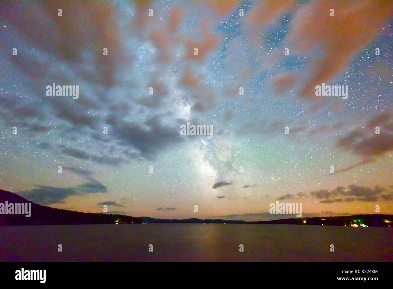 Voir les étoiles et la Voie lactée de Cranberry Lake, New York. Banque D'Images