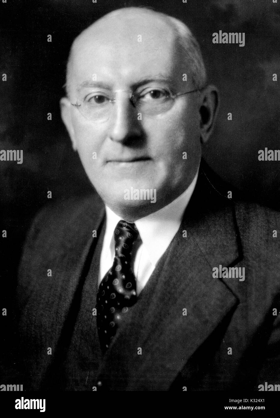 Portrait de Christian W Dittus, secrétaire de l'Université Johns Hopkins University Press en 1919, assis, jusqu'à la poitrine, portant costume, cravate et veste, Baltimore, Maryland, 1920. Banque D'Images