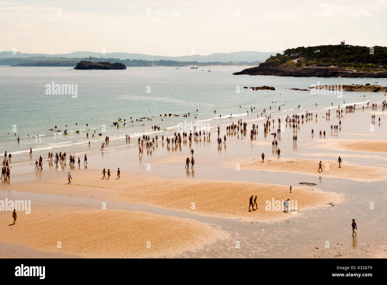 La plage de Sardinero en été. La Mer Cantabrique, Santander, Cantabria, Spain, Europe Banque D'Images
