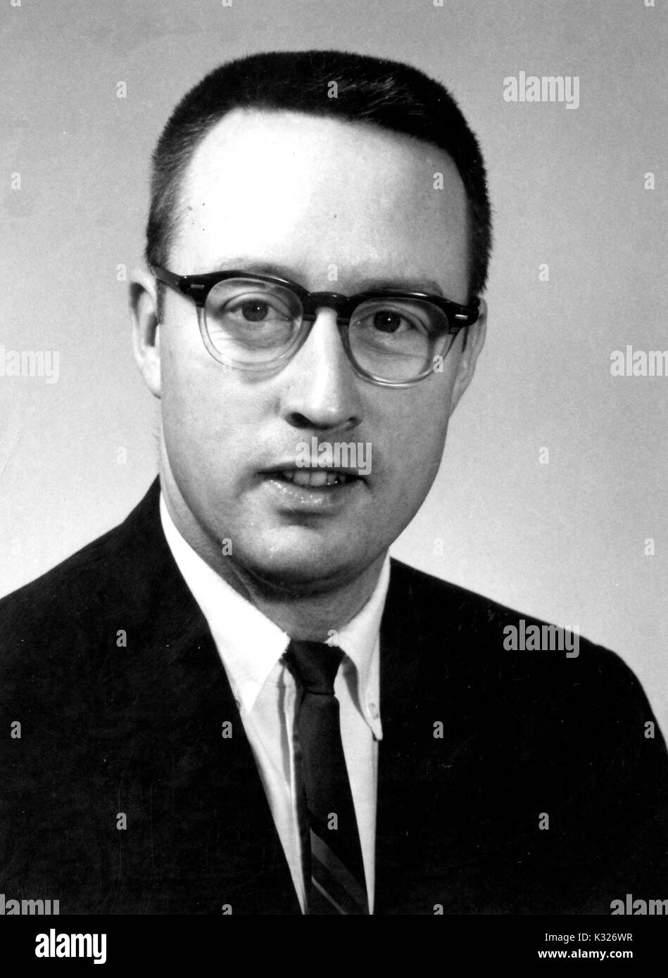 Portrait de la poitrine vers le haut le professeur de psychologie et chercheur William Edward Edmonston, Jr, 1960. Banque D'Images