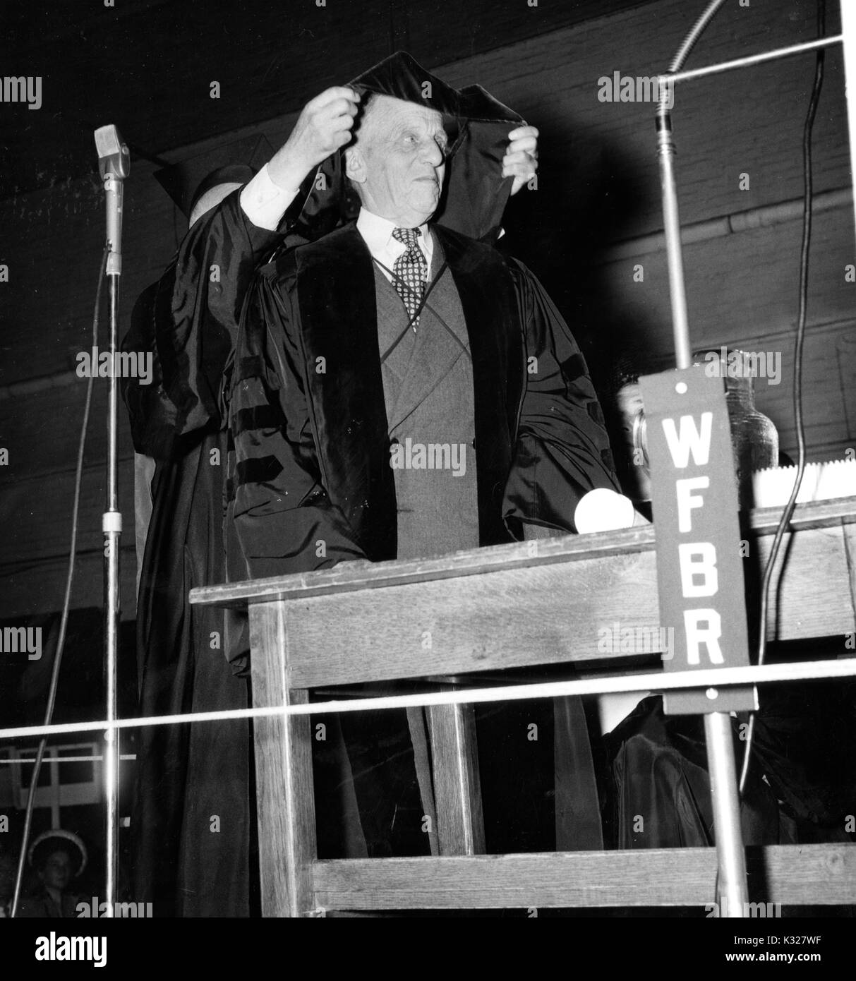 Portrait de Candide mathématicien américain Luther Pfahler Eisenhart recevant un diplôme honorifique hood à la Johns Hopkins University à Baltimore, Maryland, 1953. Banque D'Images