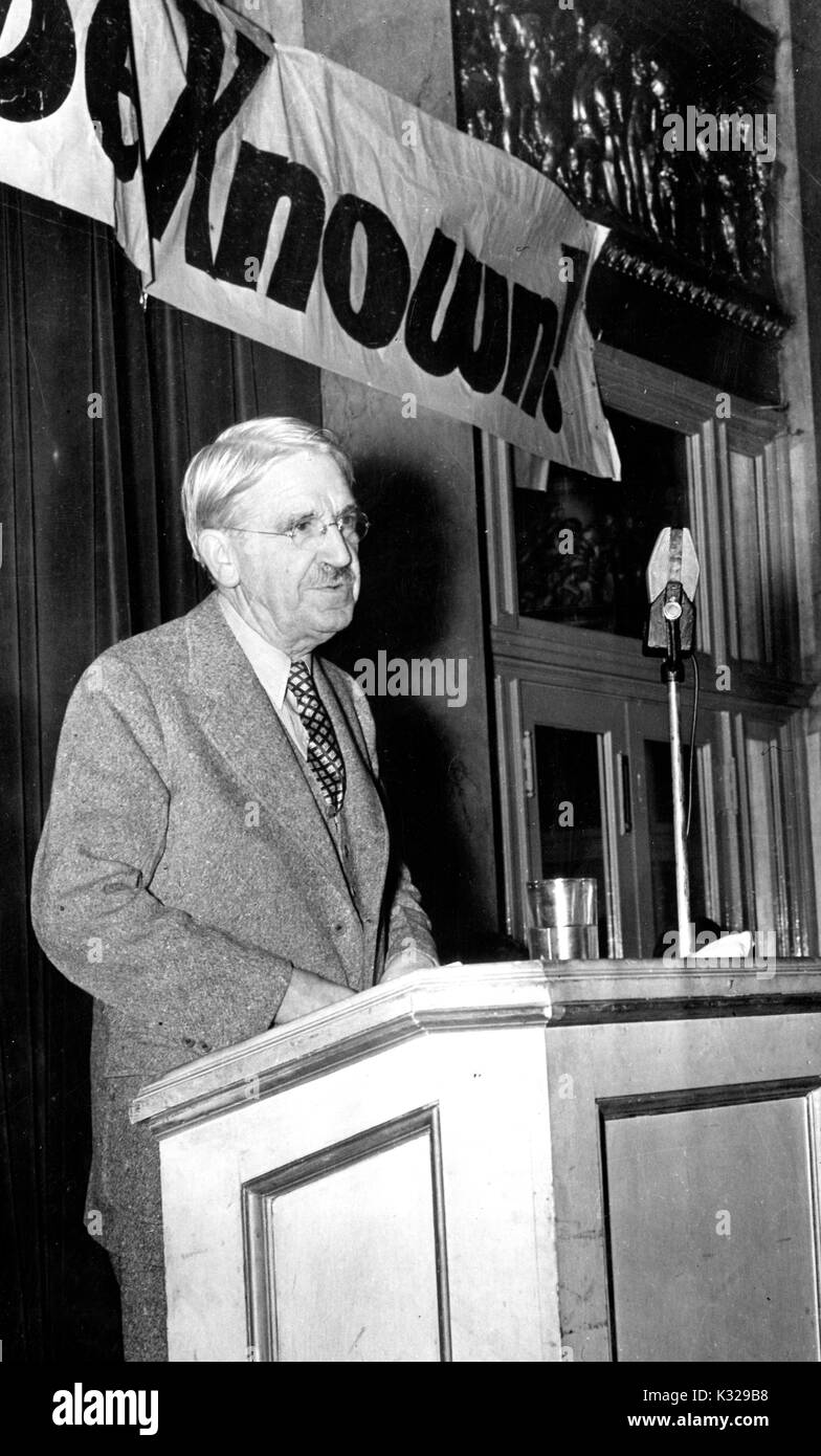 Le philosophe américain, psychologue, et de l'éducation John Dewey réformateur est à un podium présentant Trotsky conclusions de la Commission, 1937. Banque D'Images