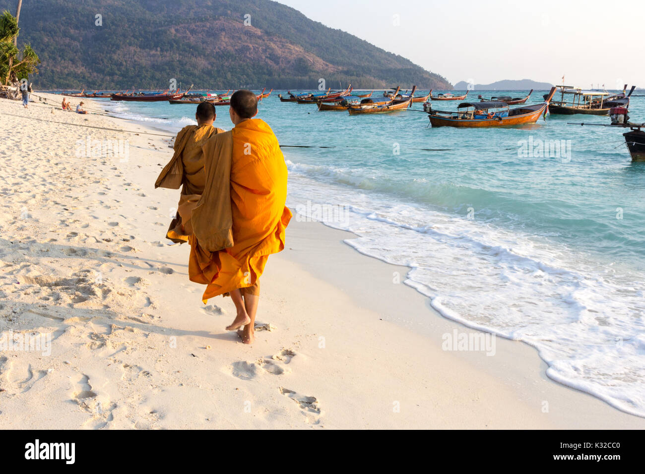 Moines marchant le long de la plage de recueillir des aumônes, Koh Lipe, Satun, Thailande Banque D'Images