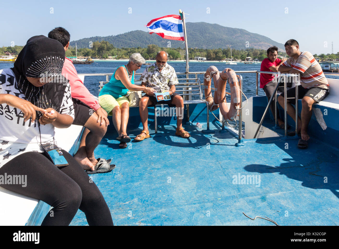 Les passagers sur le ferry entre Koh Lipe et le continent Banque D'Images