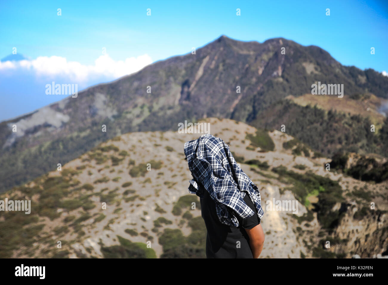 Les gens voient l'arrière alors que l'ascension d'une haute montagne, prises dans l'île de Java, la montagne Welirang Indonésie Banque D'Images