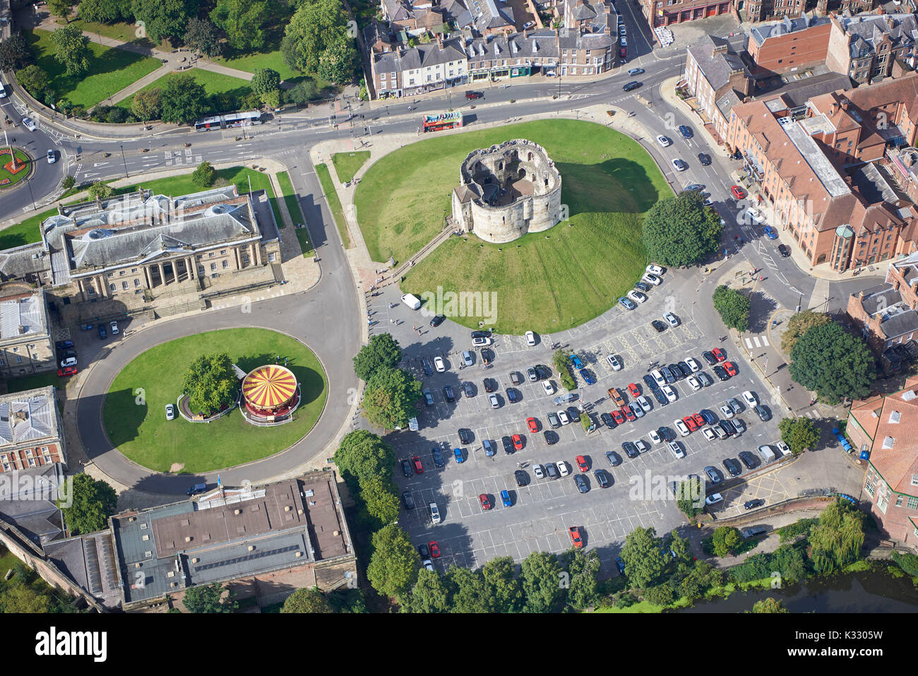 Une vue aérienne de la ville historique de York, North Yorkshire, dans le nord de l'angleterre, montrant le musée & clifford tower Banque D'Images