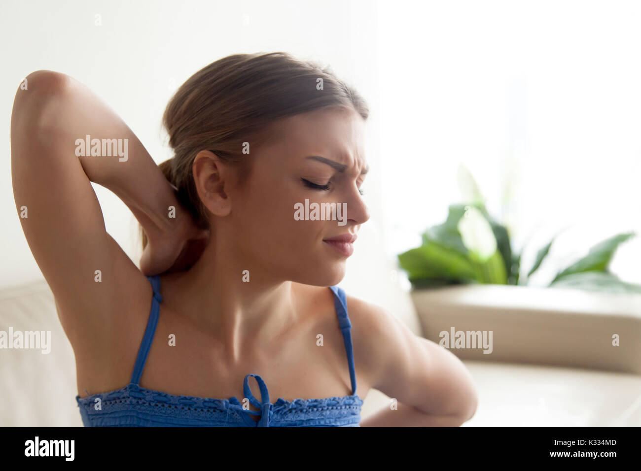 Femme souffrant du fait de la forte douleur haut du dos Banque D'Images