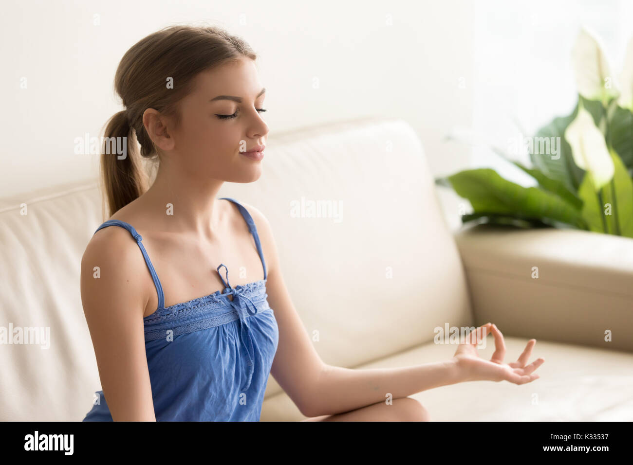 Femme se concentre sur des pensées positives dans la matin Banque D'Images