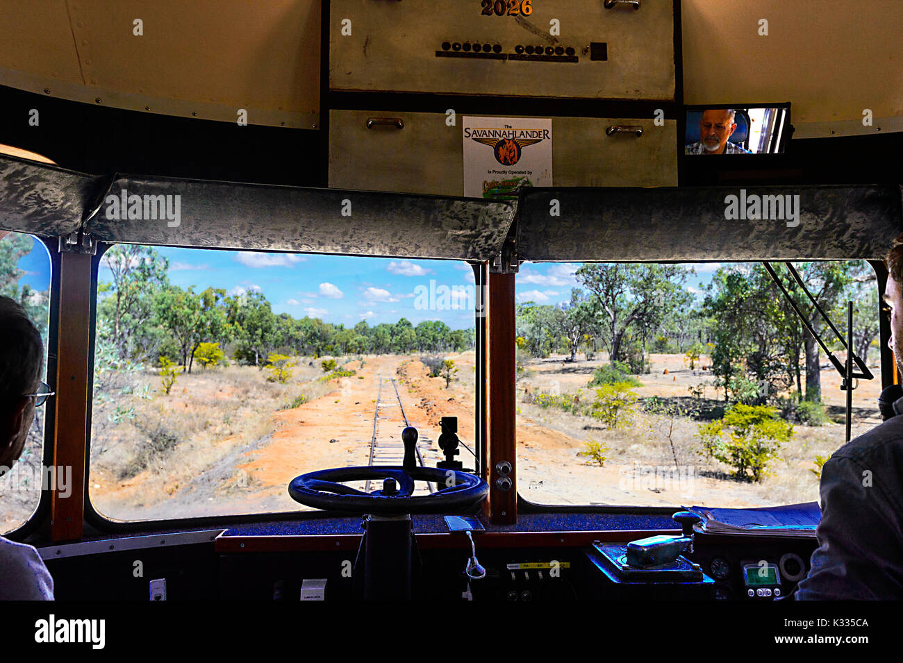 Vue sur la ligne de chemin de fer et de l'Outback vu de la cabine du train historique Savannahlander, Far North Queensland, FNQ, Q Banque D'Images