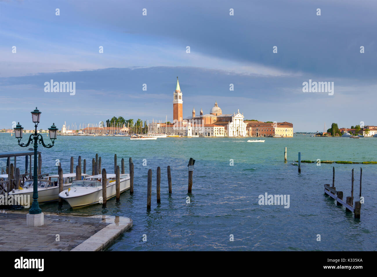 Lagoon et basilique San Giorgio Maggiore de Venise, une ville célèbre dans le nord-est de l'Italie et la capitale de la Vénétie. Le lagon et une partie Banque D'Images