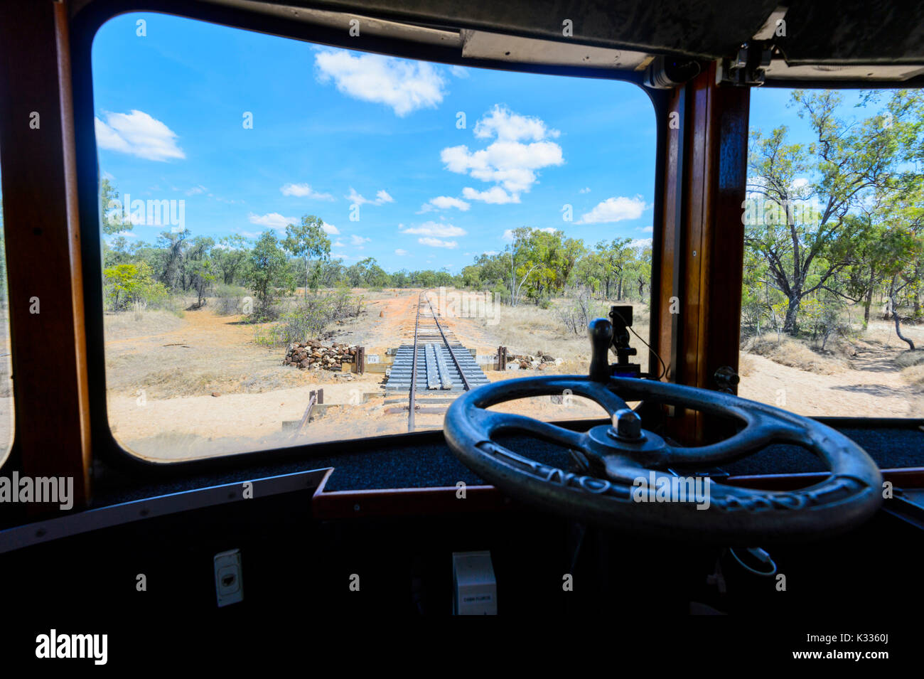 Vue sur la ligne de chemin de fer et la savane vu de la cabine du train historique Savannahlander, Far North Queensland, FNQ, Banque D'Images