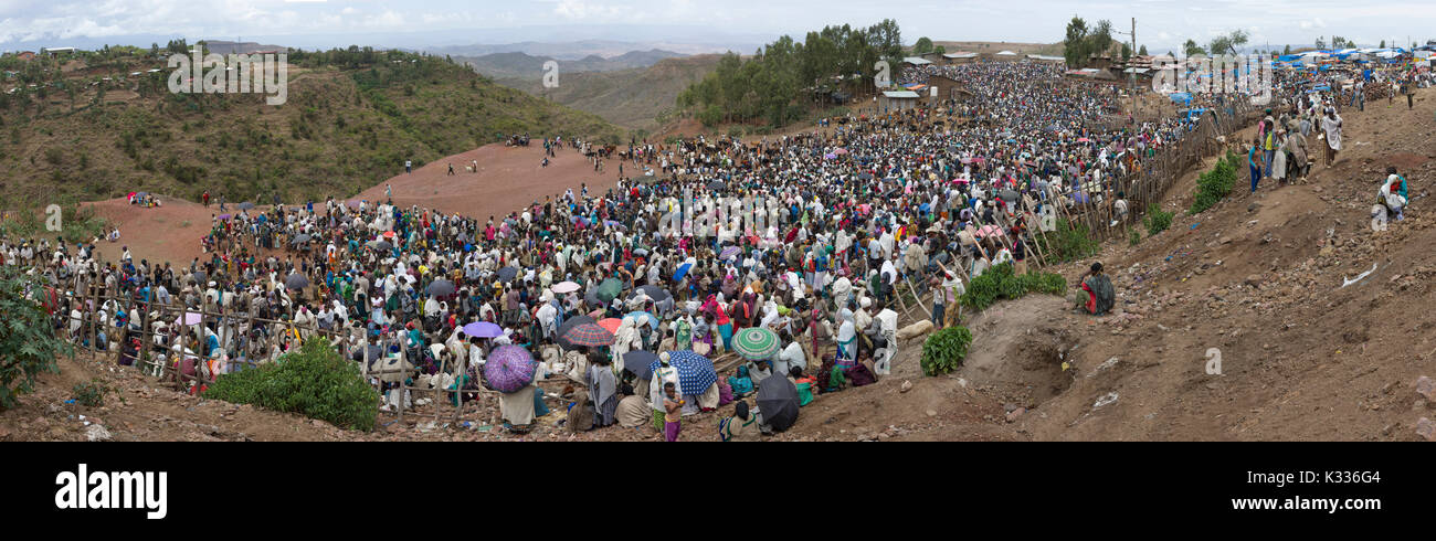 Pamorama de foules immenses au marché en plein air organisé le samedi saint orthodoxe éthiopien Tewahedo pour acheter des aliments afin de célébrer la fin de la période de carême, Lalibela, Amhara, Éthiopie Banque D'Images