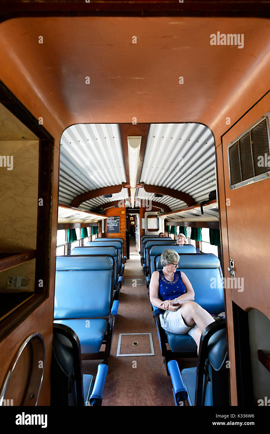 Passagers à bord du train historique Savannahlander, Far North Queensland, Queensland, Australie, FNQ Banque D'Images