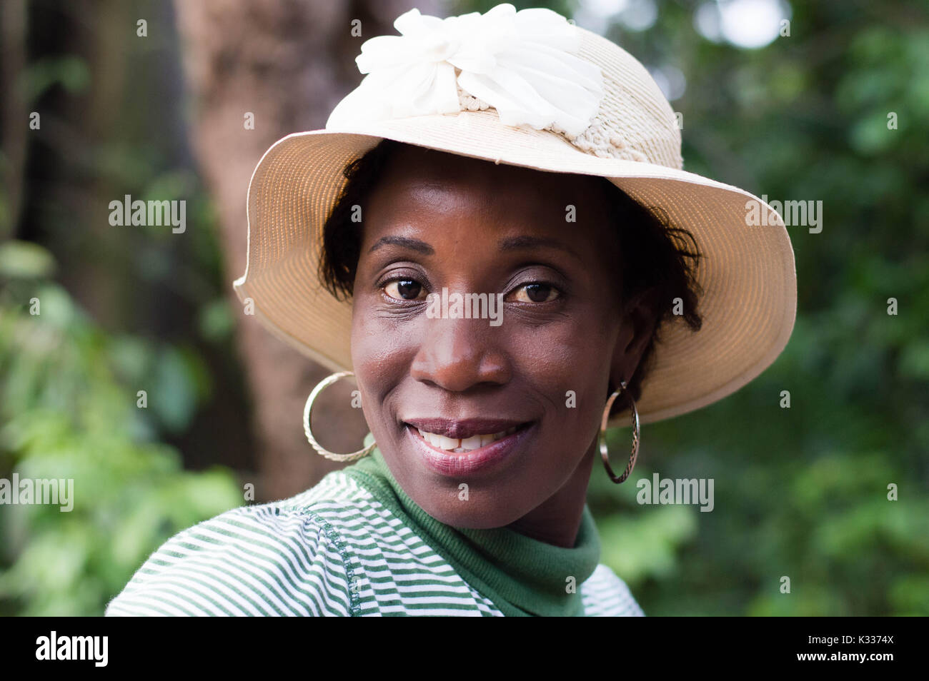 Portrait of beautiful smiling woman en promenade dans la brousse. Banque D'Images