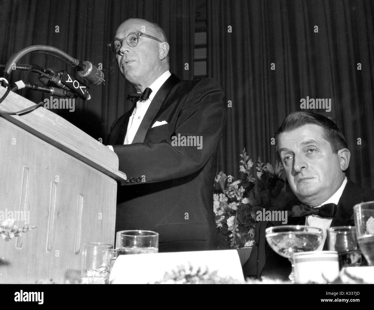Portrait candide de l'Université Johns Hopkins, président Milton Stover Eisenhower debout sur un podium la prestation d'un discours à la Fondation Lafayette Dîner, 1960. Banque D'Images