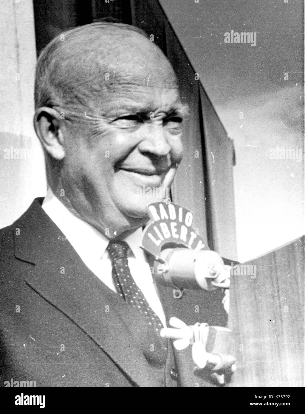 Portrait de Candide 34e président des États-Unis Dwight D. Eisenhower discours d'enregistrement pour la Radio Liberté, 1963. Banque D'Images