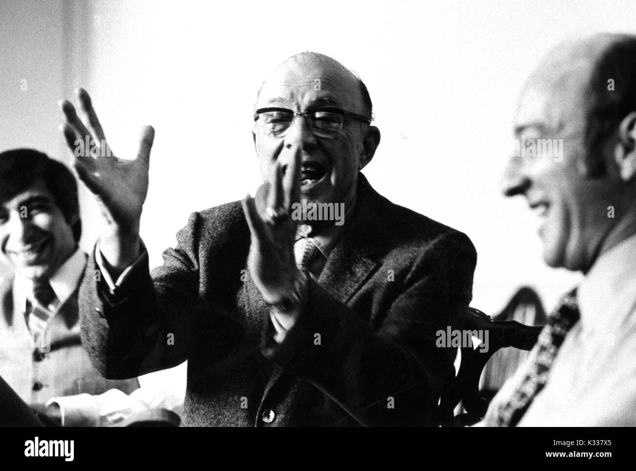 Portrait candide de l'Université Johns Hopkins, président Milton S. Eisenhower (à gauche) avec des gestes tout en parlant de chiffres non identifiés au cours de la Milton S. Eisenhower 1971 Symposium, une série de conférences de l'Université John Hopkins, à Baltimore, Maryland, 1971. Banque D'Images