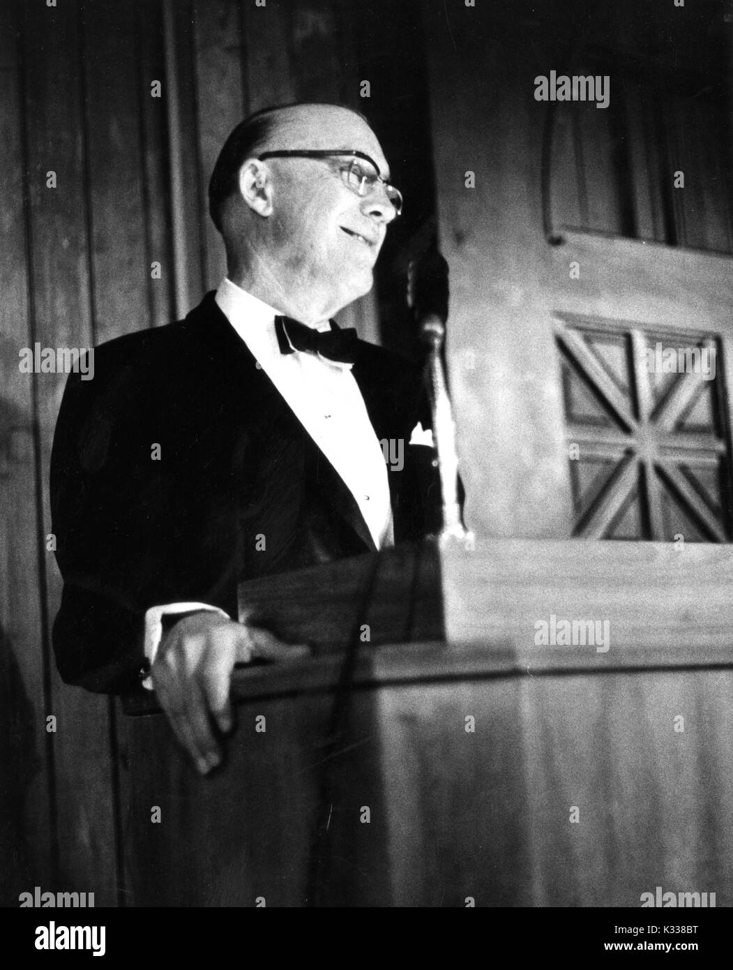 Portrait de Candide American educational administrator et président de l'Université Johns Hopkins, Milton S. Eisenhower debout sur un podium livrant un discours lors d'un dîner de l'association, 1971. Banque D'Images