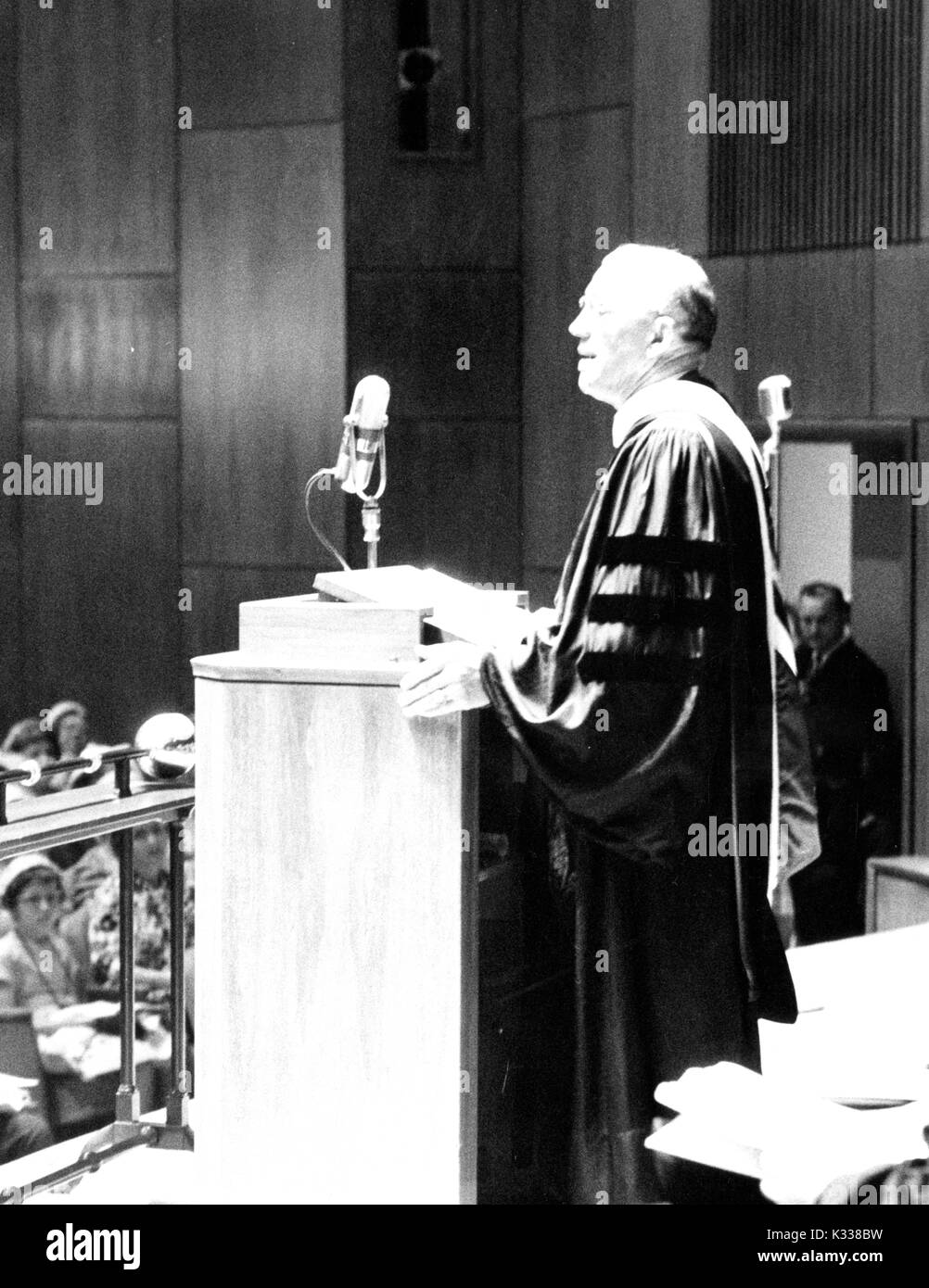 Portrait de Candide American educational administrator et président de l'Université Johns Hopkins, Milton S. Eisenhower debout sur un podium en livrant un discours sur le hall de Shriver Homewood campus de l'Université Johns Hopkins de Baltimore, Maryland, 1963. Banque D'Images