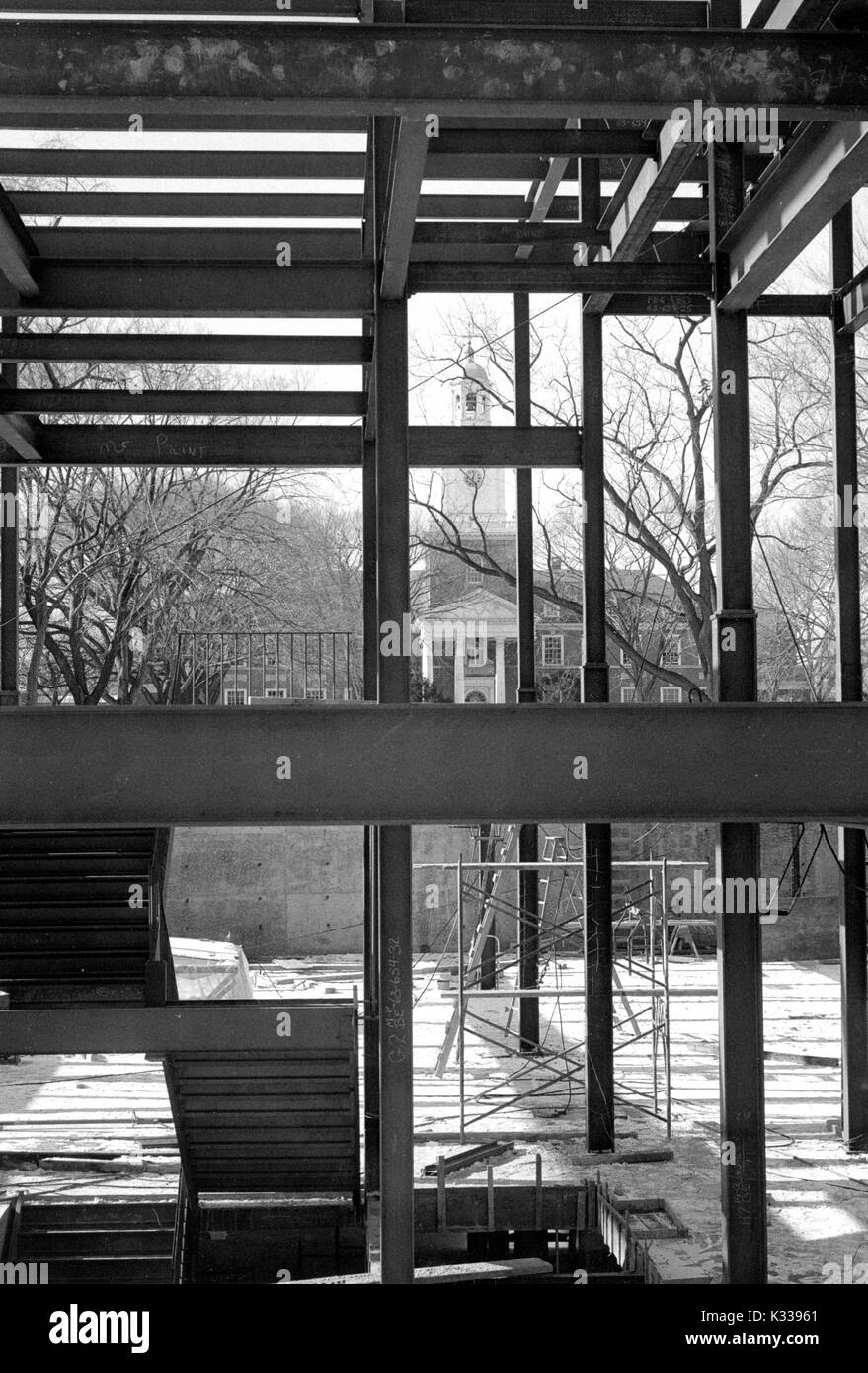 Le Milton S Eisenhower Library à l'Université Johns Hopkins en tant qu'elle est en cours de construction, montrant l'intérieur avec des escaliers reliant niveaux, Gilman Hall à la fin de l'herbacé quad visible à travers les poutres et échafaudage, Baltimore, Maryland, le 20 décembre 1963. Banque D'Images Le Milton S Eisenhower Library à l'Université Johns Hopkins en tant qu'elle est en cours de construction, montrant l'intérieur avec des escaliers reliant niveaux, Gilman Hall à la fin de l'herbacé quad visible à travers les poutres et échafaudage, Baltimore, Maryland, le 20 décembre 1963. Banque D'Images