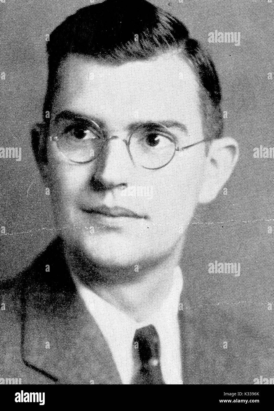 Portrait de George Heberton Evans Junior, l'économiste américain et professeur d'économie politique à l'Université Johns Hopkins (1925-1970, Président 1942-1960 du ministère), assis vêtu d'un costume et des lunettes, les épaules jusqu', autour de 47 ans, Baltimore, Maryland, 1945. Banque D'Images