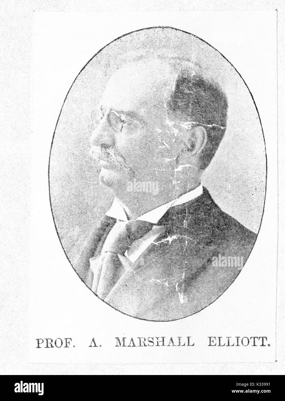 Portrait d'Aaron Marshall Elliott, fondateur de la Modern Language Association fondateur et professeur de langues romanes à l'Université Johns Hopkins (1876-97), assis vêtu d'un costume et des lunettes, les épaules, le profil voir, autour de l'âge de 49 ans, avec une longue moustache blanche, et nom imprimé ci-dessous, 1893. Banque D'Images