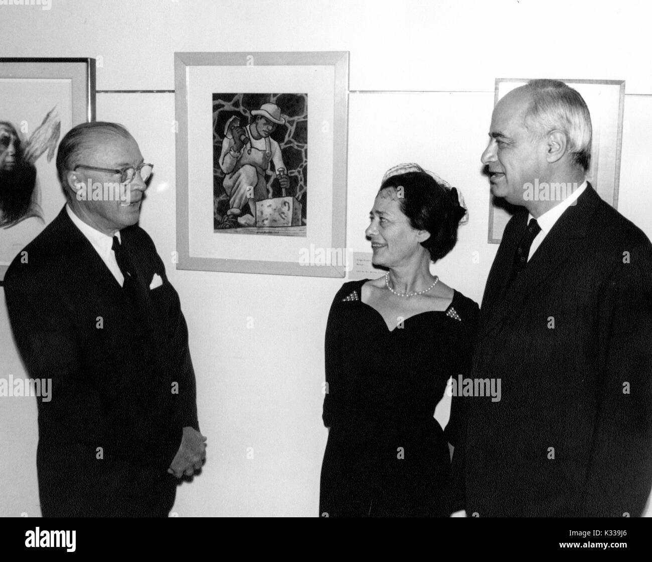 À l'ouverture de la Milton Stover Eisenhower Library à l'Université Johns Hopkins, Hopkins alumni et des donateurs Eli Frank se trouve à côté de sa femme Junior, le port de vêtement formel, tout en parlant avec Milton S Eisenhower, administrateur de l'éducation américain et président de l'Université Johns Hopkins (1956-19667, 1971-1972), Baltimore, Maryland, le 7 novembre 1964. Banque D'Images