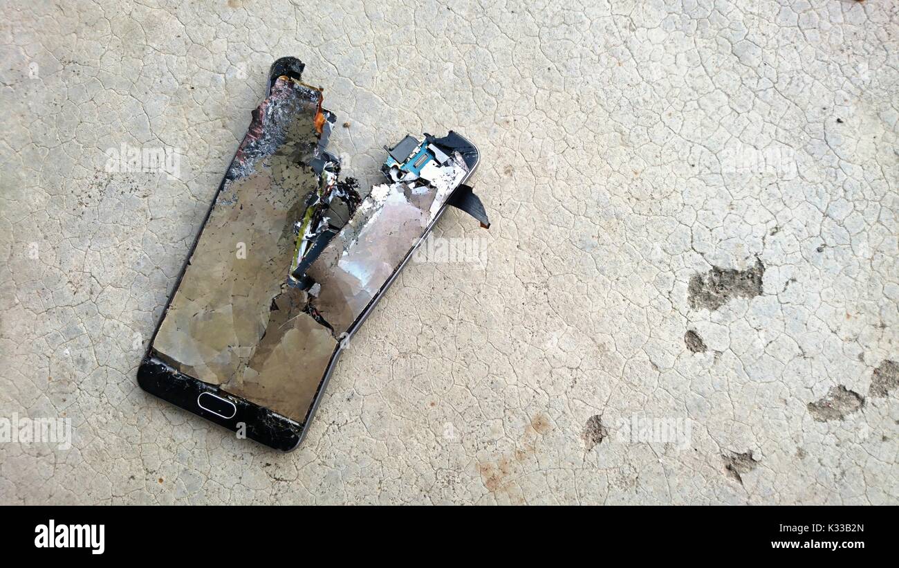 Totalement brisé téléphone mobile. Banque D'Images