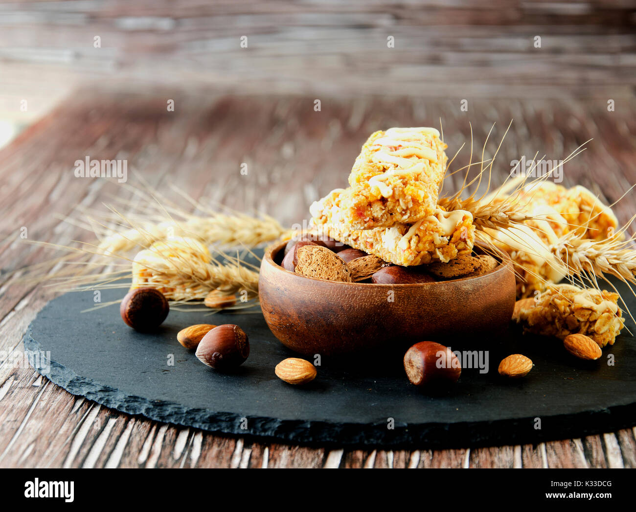 Barre de céréales aux noix et miel, selective focus Banque D'Images