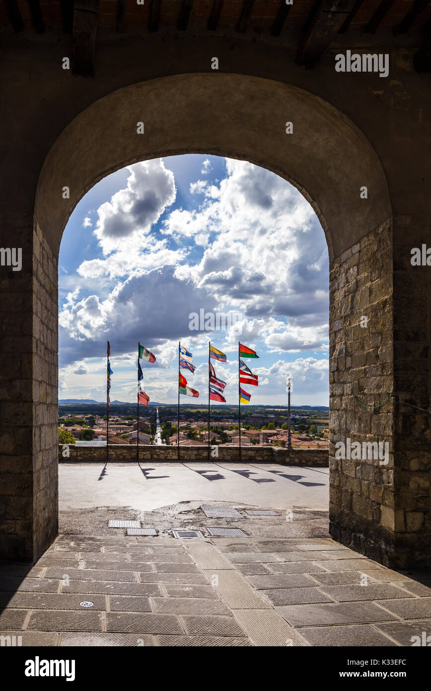 Vue de l'entrée de la ville de Castiglione del Lago en Italie. Banque D'Images