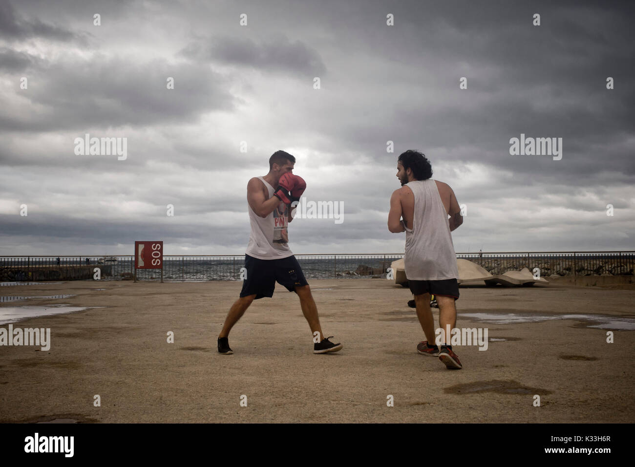 Stefano Raffaele et pratiquer la boxe dans la promenade de la Barceloneta, à Barcelone. La boxe devient un sport populaire à Barcelone et beaucoup de personnes Banque D'Images Stefano Raffaele et pratiquer la boxe dans la promenade de la Barceloneta, à Barcelone. La boxe devient un sport populaire à Barcelone et beaucoup de personnes Banque D'Images