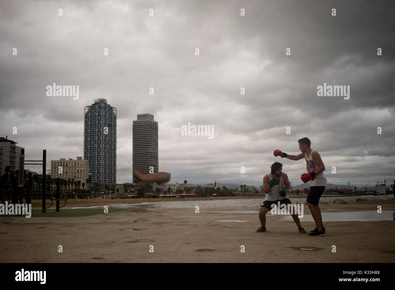 Stefano Raffaele et pratiquer la boxe dans la promenade de la Barceloneta, à Barcelone. La boxe devient un sport populaire à Barcelone et beaucoup de personnes Banque D'Images Stefano Raffaele et pratiquer la boxe dans la promenade de la Barceloneta, à Barcelone. La boxe devient un sport populaire à Barcelone et beaucoup de personnes Banque D'Images
