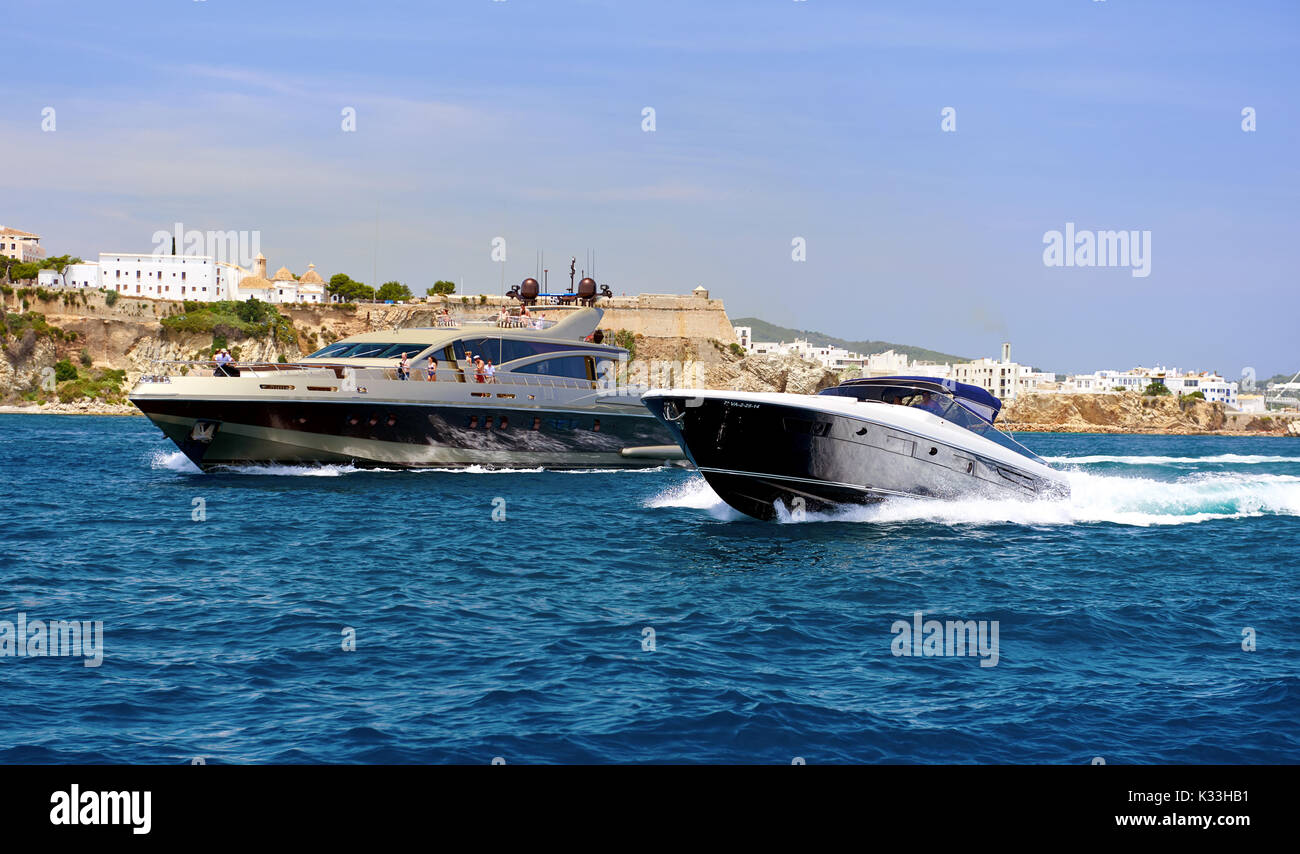 Ibiza, Espagne - 10 juin 2017 : Motor yachts dans la mer Méditerranée. Ibiza. Îles Baléares. Espagne Banque D'Images