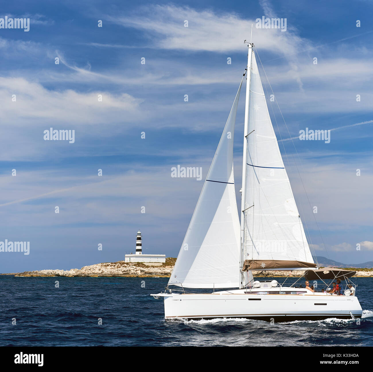 Ibiza, Espagne - 10 juin 2017 : Blanc voilier Sun Odyssey 389 dans la mer Méditerranée. Ibiza, Îles Baléares, Espagne Banque D'Images