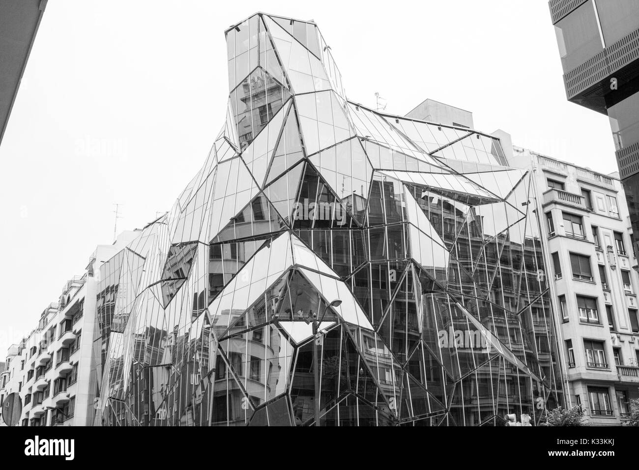 Bâtiment de verre verre réfléchissant géométriques à Bilbao, Espagne Banque D'Images