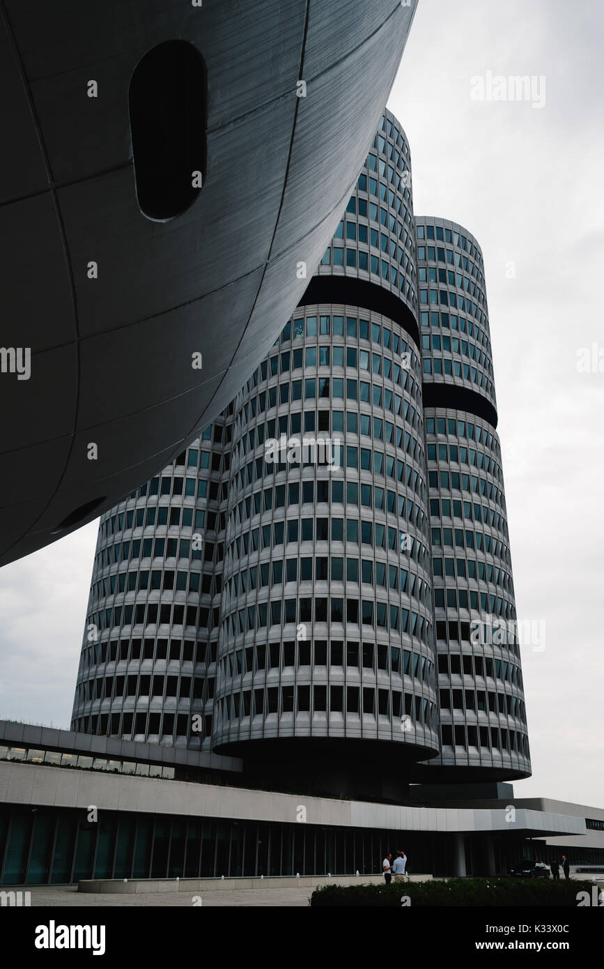 Munich, Allemagne - le 3 août 2017 : extérieur tourné de bmw principaux bureaux à Munich. Conçu par archtectural Coop Himmelblau ferme Banque D'Images